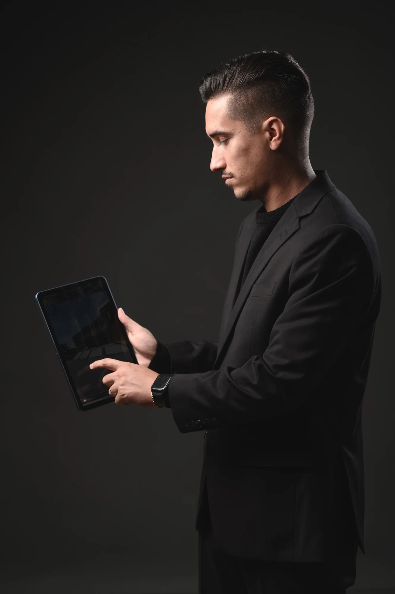 Murilo apresentando um projeto em um tablet